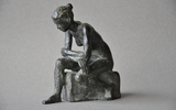 Sitzende Auf Kubus Bronze Patiniert Unikat H 12cm