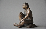 Sitzende Auf Tuch Bronze Patiniert Unikat H 11cm