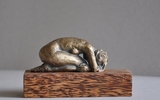 Kauernde Auf Holzsockel Bronze Patiniert Unikat L 9cm