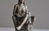 Sitzende Mit Kleid Bronze Patiniert I Ill H 13cm